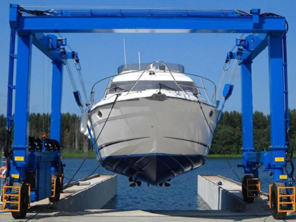 游艇吊如何應對惡劣天氣和海況?